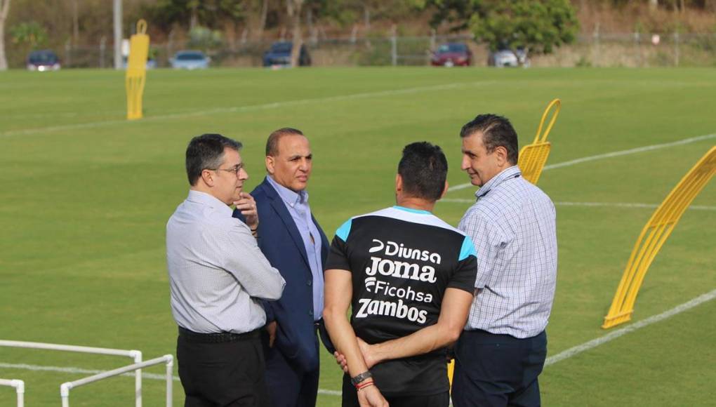 Rafael Villeda y Javier Atala observan a Jorge Salomón en una plática con Juan Carlos Quintero, preparador físico de la H.