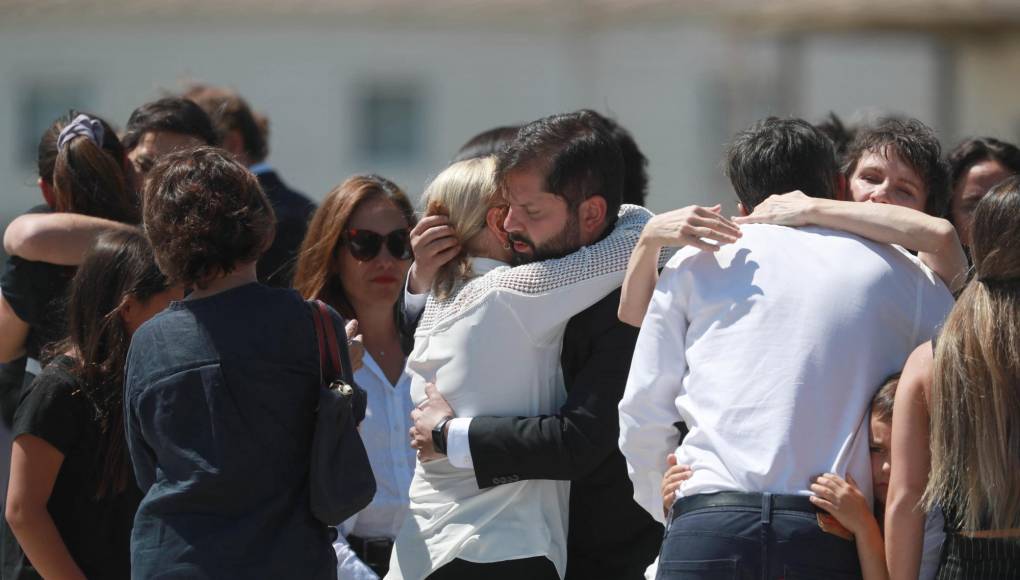 El presidente Gabriel Boric dio sus condolencias a la viuda de Piñera y recibió su féretro en el aeropuerto de Santiago.