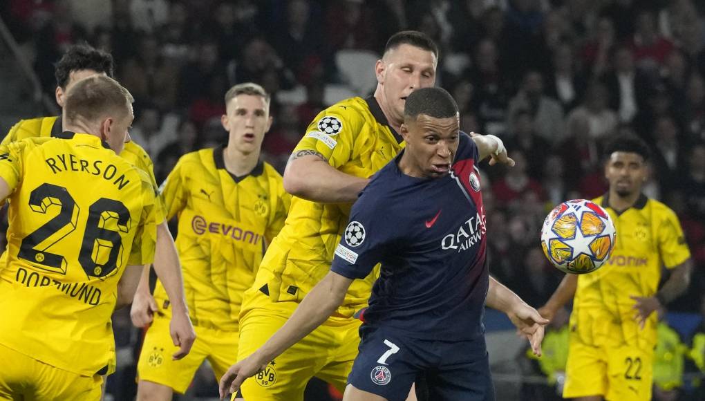 Lo que genera mayor sorpresa, es que ante el PSG, fue titular y le quitó un golazo a Kylian Mbappé, pero ha causado revuelo con su imagen.