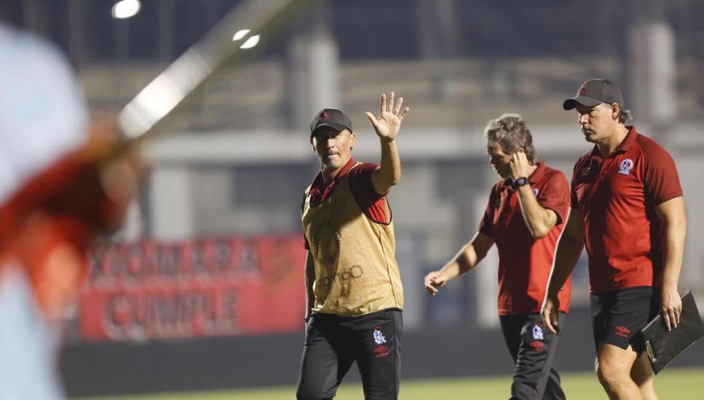Pedro Troglio saludando a los aficionados del Olimpia tras la victoria contra el Marathón.