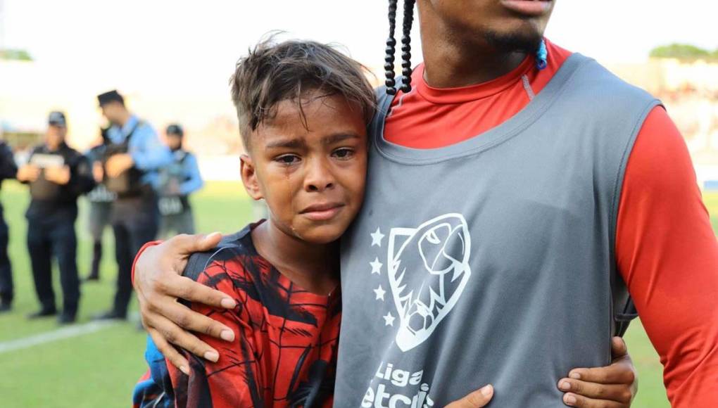 El niño se le vio muy emocionado abrazando al futbolista Johan Centeno, joven jugador del Vida.