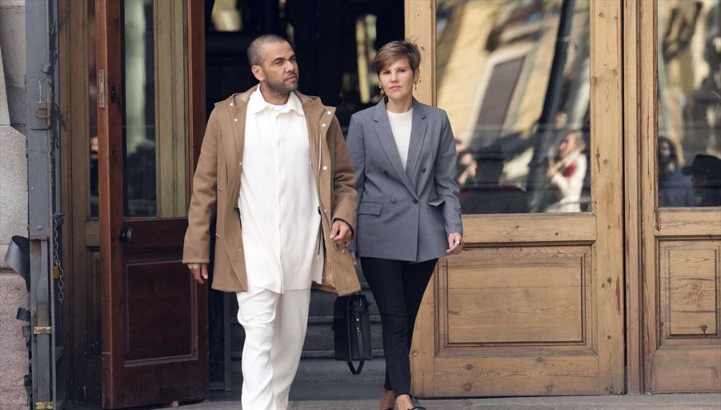 La Audiencia de Barcelona accedió a ello bajo esta fianza de un millón de euros además de la retirada de los dos pasaportes que tiene (español y brasileño) así como la obligación de presentarse en el juzgado cada semana, algo que Alves hizo ya este jueves.