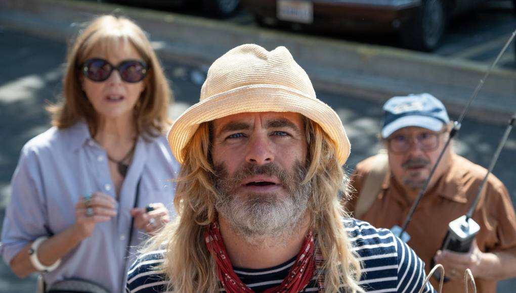 Además de su destacada labor como actor principal en “POOLMAN”, Chris Pine también ha asumido un rol crucial detrás de cámaras como productor ejecutivo de la película. Su participación en este aspecto no solo evidencia su compromiso con el proyecto, sino también su visión creativa y su capacidad para involucrarse en diferentes aspectos de la producción cinematográfica.