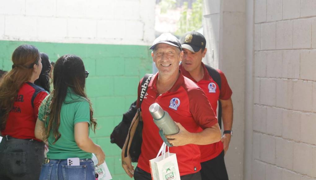 Además, a Pedro Troglio le dieron también un termo. El entrenador del Olimpia se mostró alegre por el detalle.