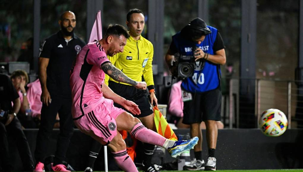 Una imagen que habla por sí sola: Messi cobrando un córner y al fondo, su guardaespaldas Yassine Chueko, cuidándolo.