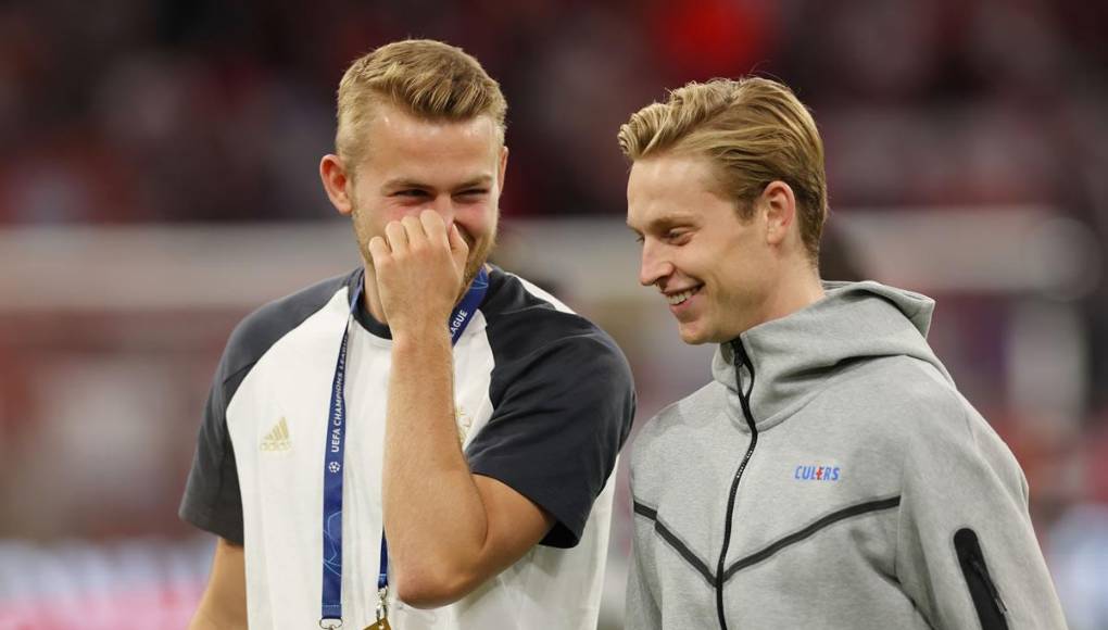 El central ya fue objeto de deseo del Barcelona cuando se hicieron con Frenkie de Jong, y ahora, los culés, conscientes de su situación, podrían volver a intentarlo. La gran amistad que mantiene con Frenkie de Jong, con quien hace unos días colgó una foto en la playa, podría ser clave para facilitar el entendimiento.