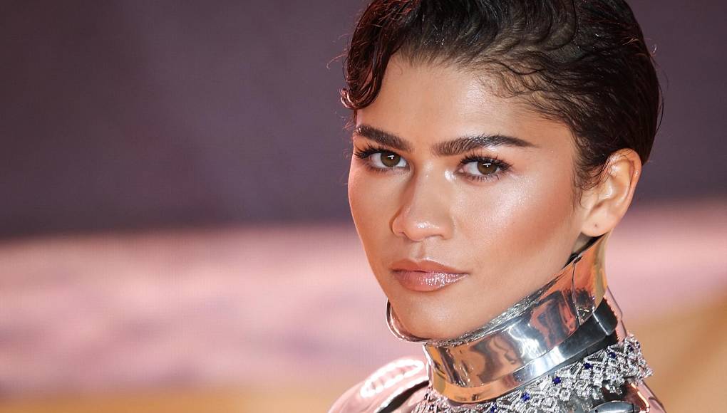 A diferencia de la pasarela de Mugler en 1995, Zendaya cambió el “casco” por un <i>beauty look </i>más minimalista, el pelo lo usó recogido en un <i>wet look,</i> la piel súper <i>glowy</i> con labios nude.