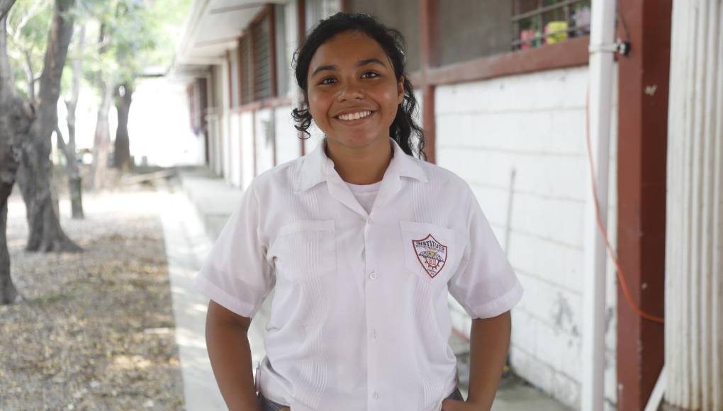 Jenndy Joely Gómez Portillo, de 16 años de edad y estudiante del undécimo de Informática y quien tiene con un índice académico del 96% contó que ser de excelencia académica la llena de mucho orgullo.