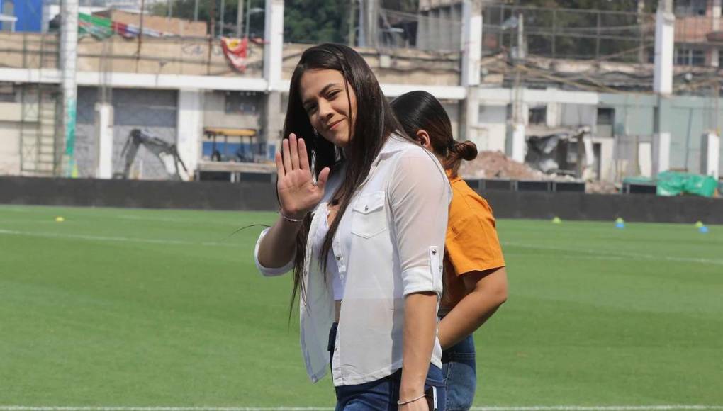 Isabel Zambrano, periodista de TVC y pareja del entrenador argentino de Motagua, Diego Vázquez, sonríe al lente de Diario La Prensa.