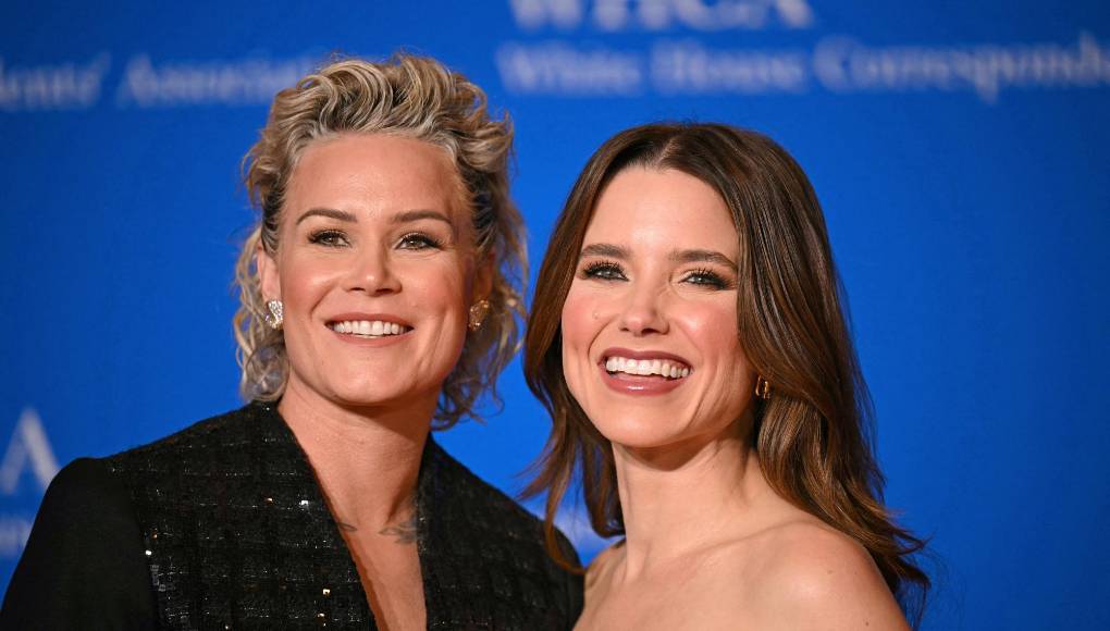La actriz de 41 años, Sophia Bush (derecha) ha escrito un ensayo para la revista Glamour en el que confirma que mantiene una relación sentimental con la futbolista retirada Ashlyn Harris (izquierda). Anteriormente Sophie estuvo casada con su compañero de reparto Chad Michael Murray y con el empresario Grant Hughes, pero en retrospectiva cree que siempre ha sabido que su sexualidad existe en un espectro.