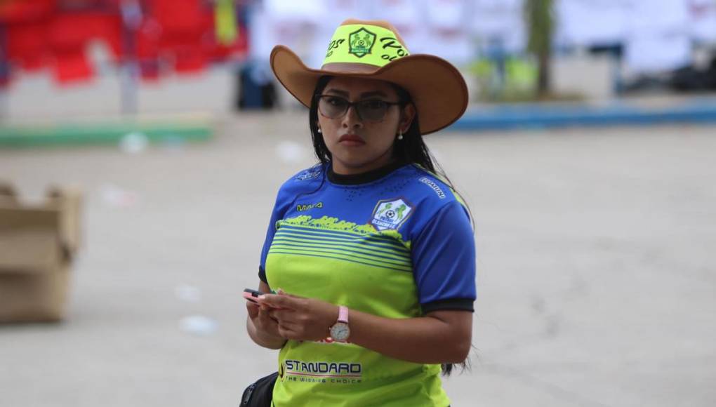 Bien identificada esta guapa aficionada del Olancho FC con su camiseta y un sombrero.