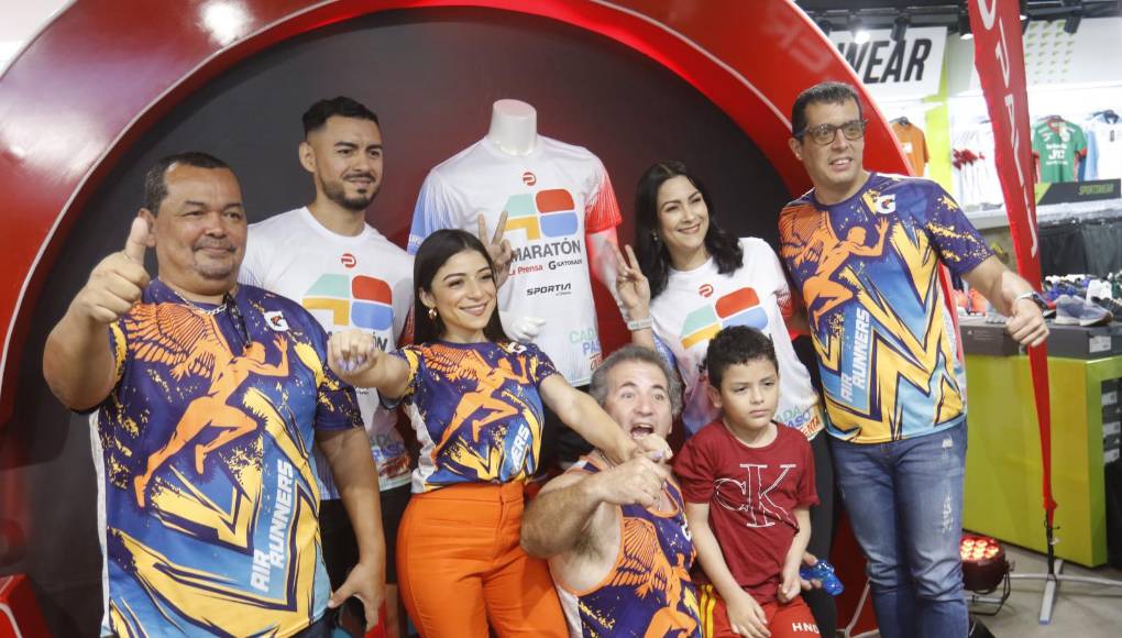 La camiseta oficial de la Maratón Internacional LA PRENSA 2024 diseñada con novedosos colores del logotipo.