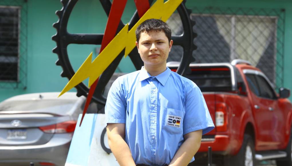 Jehziel Isaac Rodríguez Perdomo, de 16 años de edad y quien es estudiante del Bachillerato Técnico Profesional en Mecánica Automotriz tiene un índice del 98.09%, es el tercer lugar en lista de la excelencia académica.