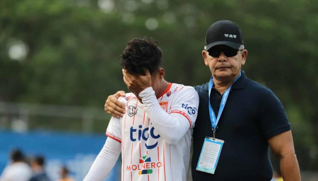 Los futbolistas del Vida no pudieron contener las lágrimas por el descenso a Segunda División.