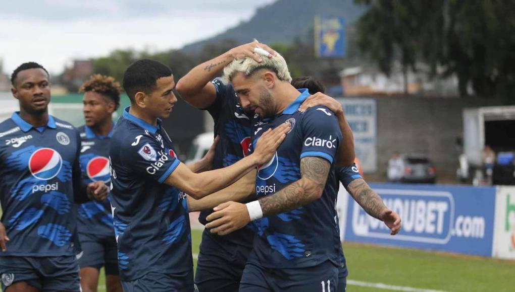 Los jugadores del Motagua felicitaron a Agustín Auzmendi por su primer gol del campeonato.