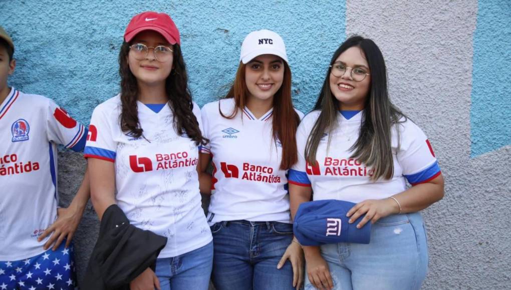 Las chicas no se quisieron perder la enorme fiesta en el Estadio Nacional Chelato Uclés. 
