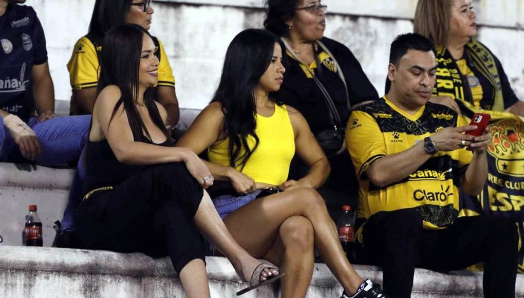 La reconocida presentadora y exreina de belleza hondureña Sirey Morán reapareció en el estadio Olímpico apoyando al equipo de sus amores Real España ante Olimpia.