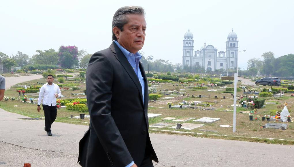 Amigos del empresario Alan Flores llegan a despedirse