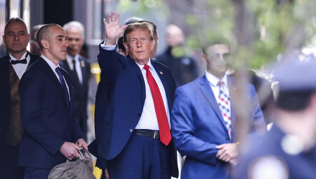 Donald Trump: A sus 77 años, el 45º presidente de Estados Unidos (2017-2021) es el primer exinquilino de la Casa Blanca acusado penalmente. Además coincide con su revancha electoral contra Joe Biden para su anhelado regreso a la presidencia en 2025. El líder republicano comparece acusado de falsificar documentos comerciales con el fin de ocultar el pago para obtener el silencio de una exactriz de películas porno con la que tuvo una supuesta relación extramatrimonial.