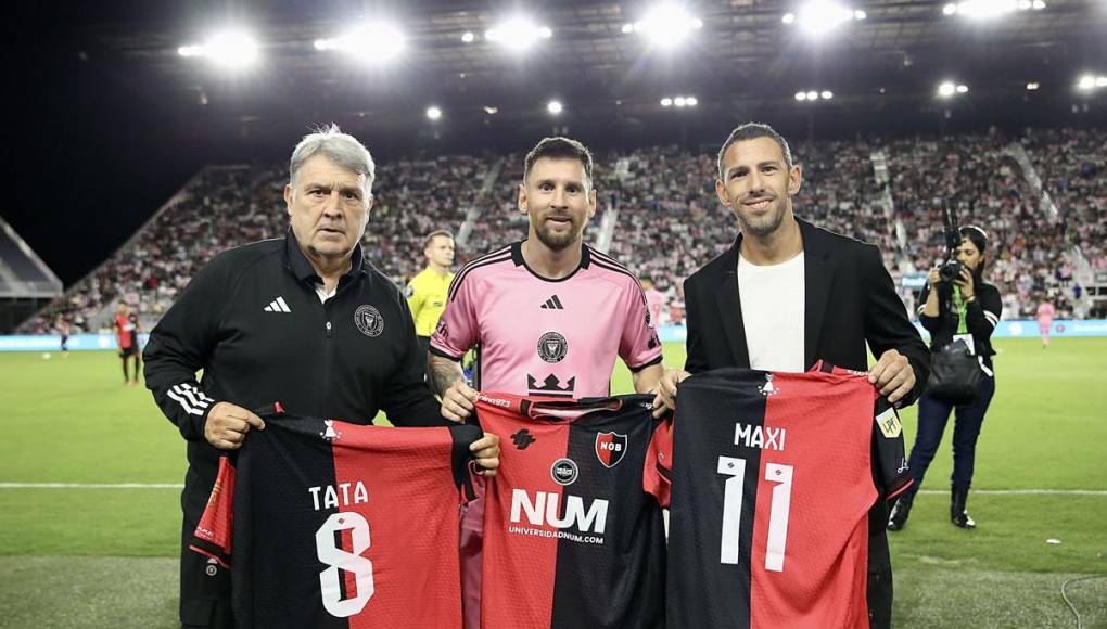 La imagen más ‘Leprosa’: Messi y Gerardo ‘Tata’ Martino (campeón como jugador y entrenador de Newell’s) posaron junto a Maxi Rodríguez con la camiseta del club argentino.