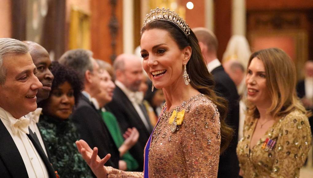 <b>Kate</b> es particularmente activa en el tema de la infancia. Hasta enero, cada una de sus salidas públicas tuvo una amplia cobertura mediática. El 17 de enero, cuando el Palacio de Kensington, la residencia oficial de los príncipes de Gales en Londres, anunció que se había sometido a una cirugía abdominal, indicó que probablemente no regresaría a sus funciones oficiales hasta Pascua, a finales de marzo. 