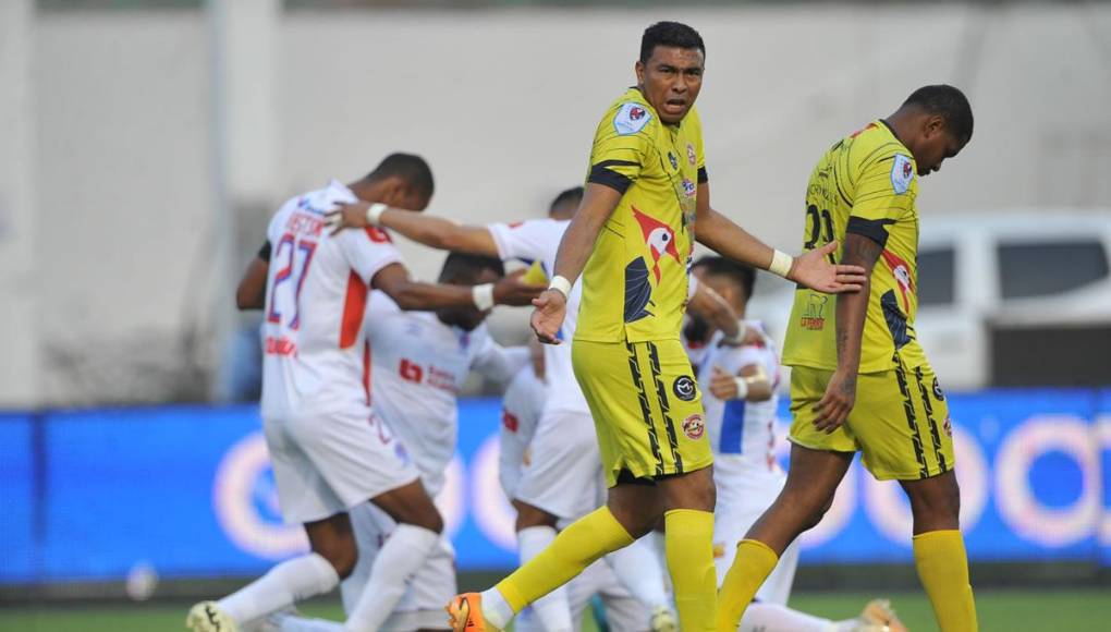 La amargura de Sergio Peña, quien se equivocó en el gol de Michaell Chirinos y complicó a su portero Gerson Argueta.