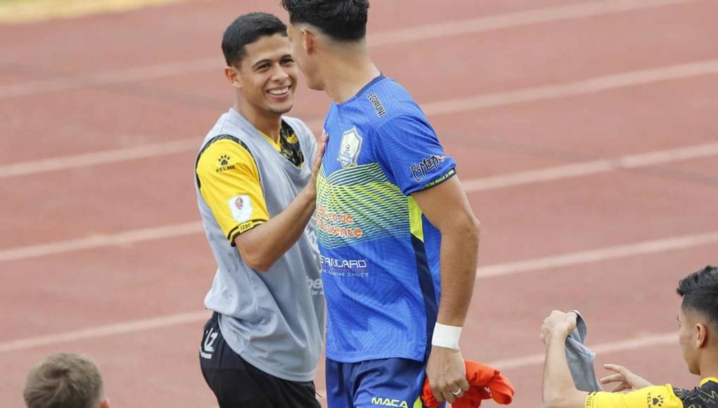 Cristian Cálix, que llegó este torneo al Real España procedente del Olancho FC, saludó a sus excompañeros antes del partido.