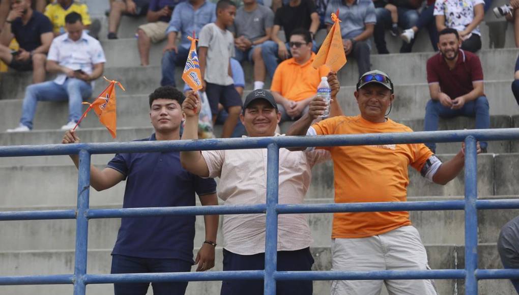 Bellas chicas y ambientazo en la vuelta del UPN-Vida: gran recibimiento al Rojo