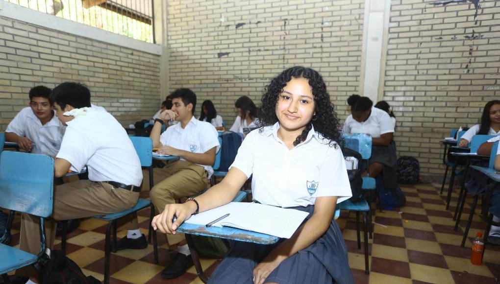 Francia dijo que su clase favorita es Fisica Elemental y que es una amante de cocinar.