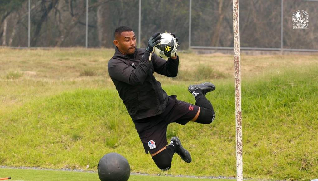 José Mendoza - El portero de 34 años de edad y recordado por su participación en la selección de Honduras en los Juegos Olímpicos llegó a las filas del Olimpia en el 2021.