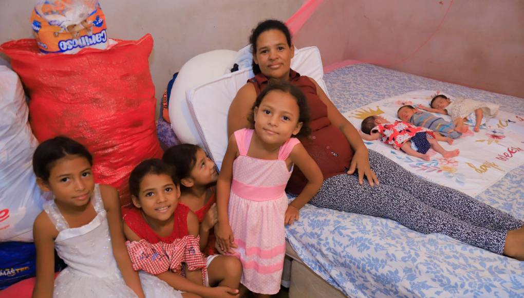 <b>Juana posó para el lente de LA PRENSA junto a sus niñas Karla y Karina, las gemelas; Nataly Jazmín y Ana Nayeli y sus pequeños trillizos: María Esther Luis Aarón y Martha Esther. Ella tiene 39 años y es de Yoro.</b>