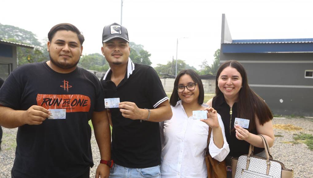Estos jóvenes posaron para el lente de LA PRENSA, luego de recibir su licencia de conducir en físico.