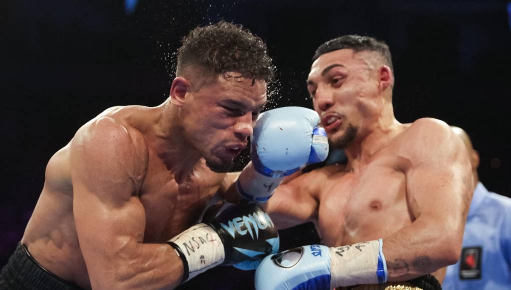 El hondureño cerró con un jab y un upper contra el estadounidense que se mostró mejor en este tercer asalto.