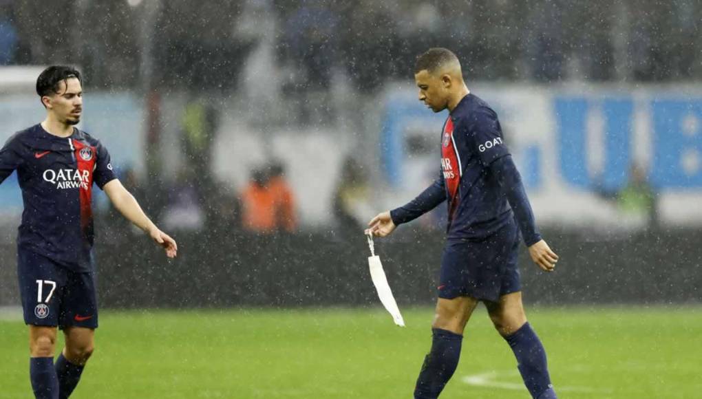 Mbappé abandonaba la cancha bajo silbidos de la afición del Marsella. Vale recordar que en este mismo escenario hace poco menos de una semana Kylian fue abucheado por el público que acudió al Stade Vélodrome para ver el encuentro que disputó Francia frente a Chile, en un amistoso correspondiente a la fecha FIFA.