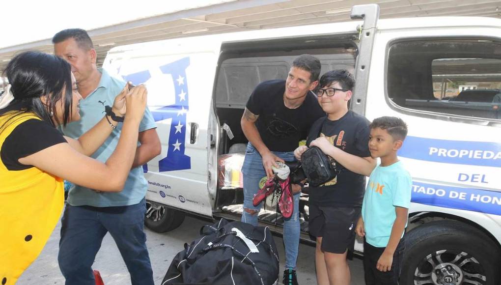 En su mayoría, eran niños lo que le pedían al portero argentino nacionalizado hondureño sacarse una fotografía.