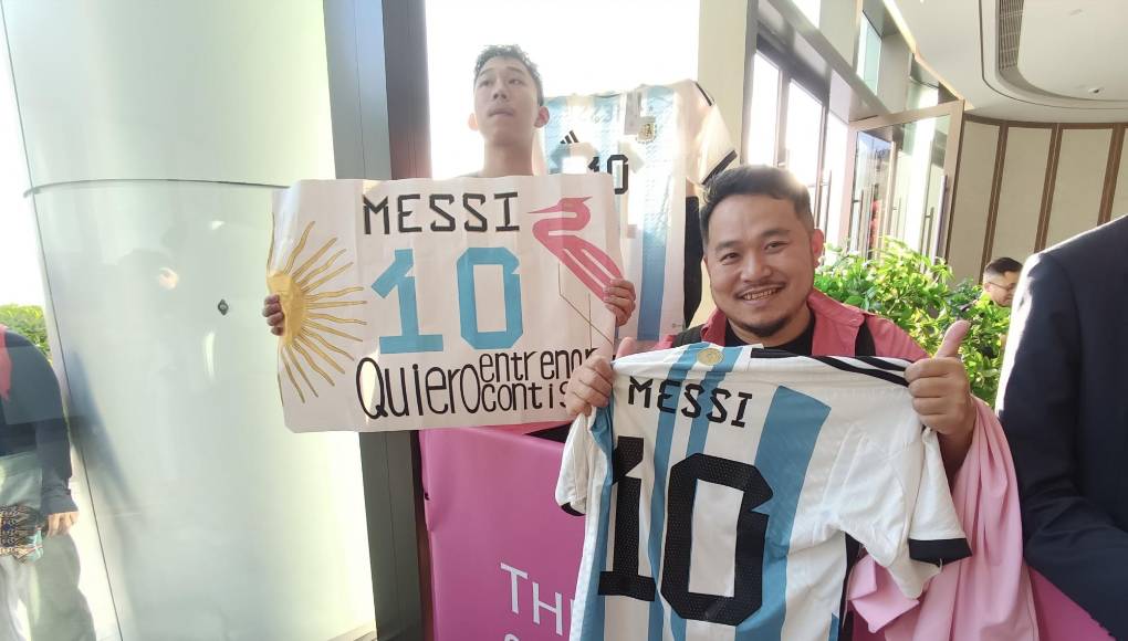 ”Messi, quiero entrenar contigo”, dice la pancarte de este aficionado que llegó a ver a Messi en Hong Kong.