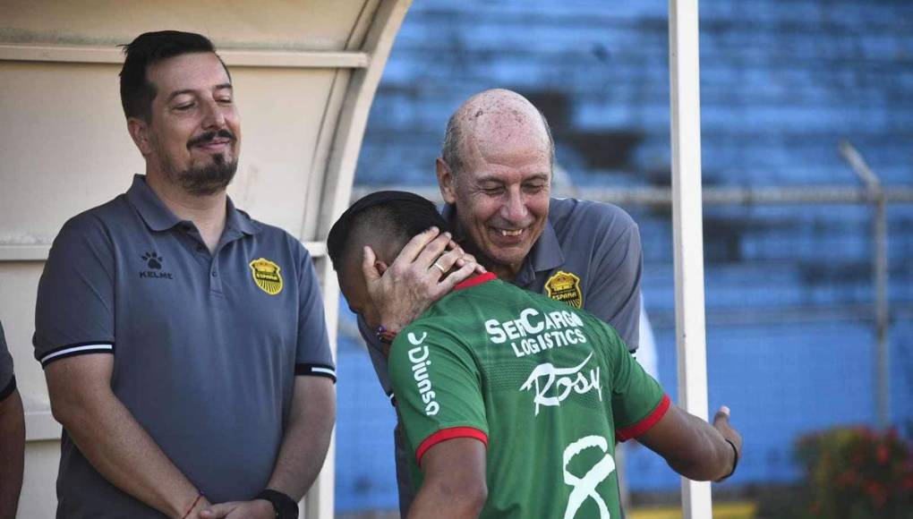 El cariñoso saludo entre Miguel Falero y el jugador verdolaga Tomás Sorto.