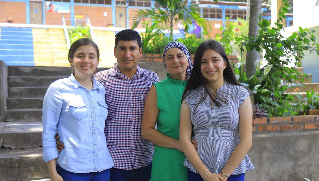 <b>Las niñas hablaron sobre el proceso oncológico que enfrenta su mamá. “Como familia hemos sabido sobrellevar esto. La verdad fue un gran impacto al principio, pero no nos quisimos derrumbar sobre los hechos. Lo que tomamos a bien como familia fue enfrentar esto, en pie, y seguir la lucha y gracias a Dios ella ya está saliendo de esto”: Dulce María.</b>