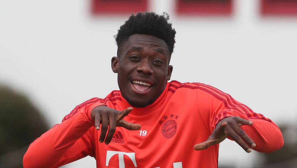 El jugador termina contrato en <b>2025 con Bayern Múmich</b>, su renovación sigue detenida y la intención es hacerse con sus servicios para reforzar el lateral izquierdo de cara a la próxima temporada.