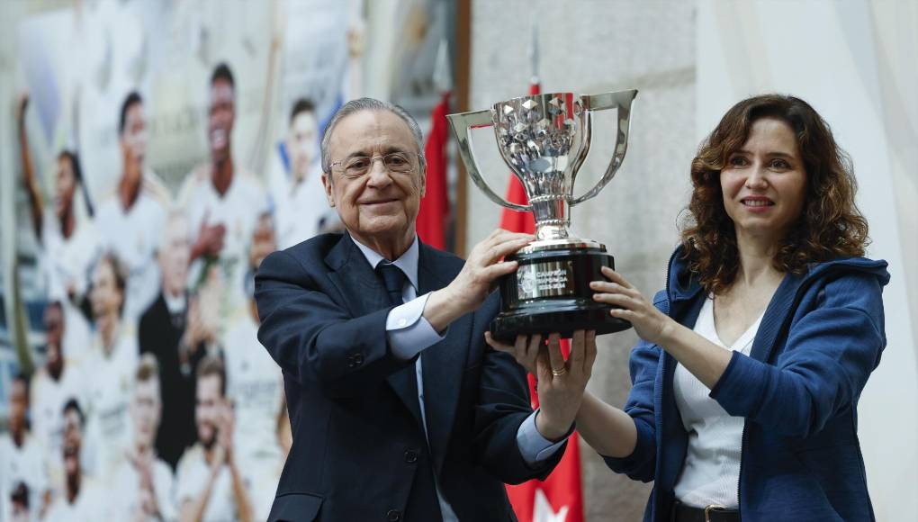 El presidente del Real Madrid, Florentino Pérez, junto a la presidenta de la Comunidad de Madrid, Isabel Díaz Ayuso, en la visita del equipo a la Real Casa de Correos durante los actos de celebración de la trigésimo sexta Liga conseguida por el club.