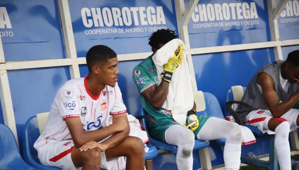 Los futbolistas del Vida no pudieron contener las lágrimas por el descenso a Segunda División.