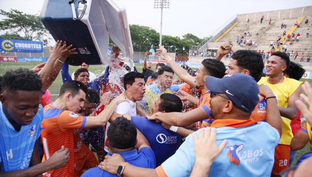 ‘Bañazo’, así festejaron los futbolistas de la UPNFM tras rescatar la permanencia en la Liga Nacional de Honduras. 