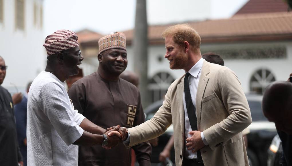 Harry y Meghan decidieron renunciar a sus funciones reales en enero de 2020 para iniciar una nueva vida en California (Estados Unidos), donde residen con sus dos hijos: Archie y Lilibet. 