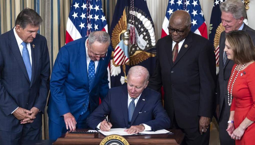 Biden firma la Ley de Inflación, “una de las más importantes de la historia”
