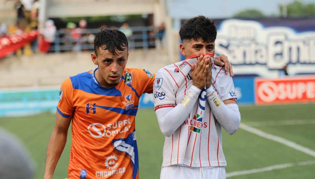  ¡Tremendo gesto! Los futbolistas de la UPNFM acompañaron a los del Vida en su dolor tras el descenso. 