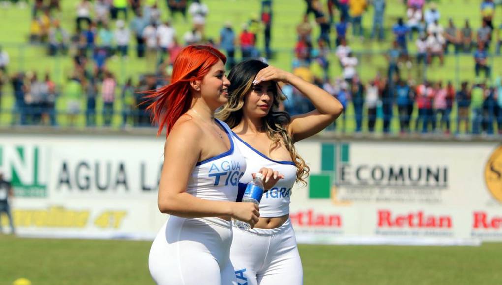 Las dos bellas modelos sedujeron a los presentes en el estadio Juan Ramón Brevé Vargas.