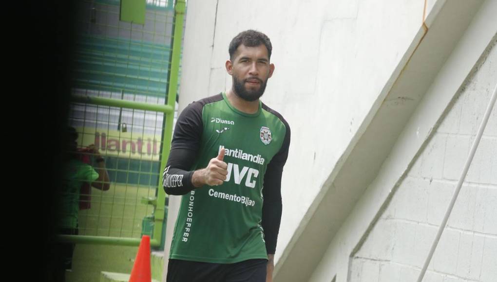 El portero panameño César Samudio saludando al lente de Diario La Prensa.