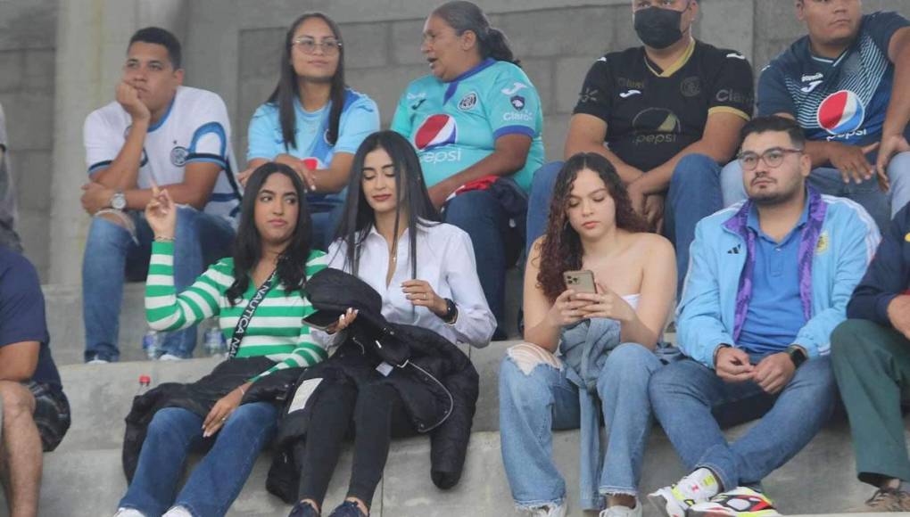 Lindas chicas también adornaron las graderías del estadio Marcelo Tinoco de Danlí.