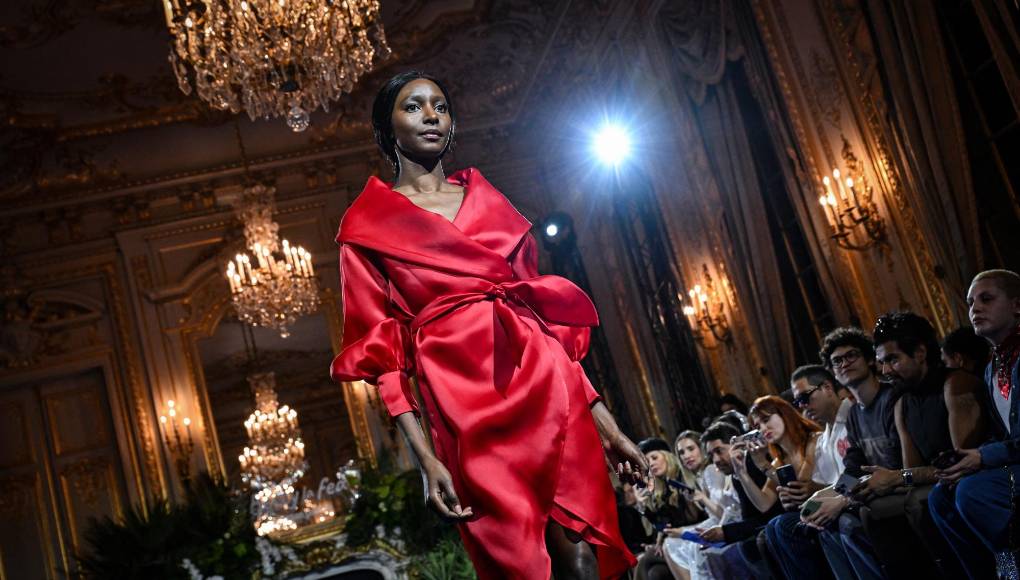 La seda y el satín se incluyen magistralmente en la colección.