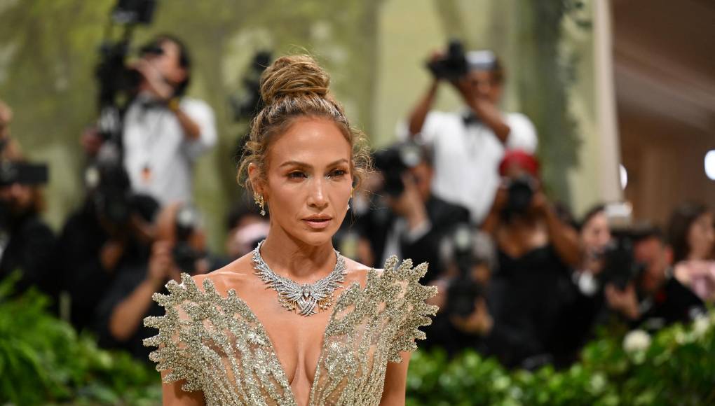  Jennifer López luce un impresionante vestidos de alta costura.